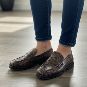 CUSHIONAIRE Charade Penny Snake-Embossed Pattern, Women’s 8, Brown